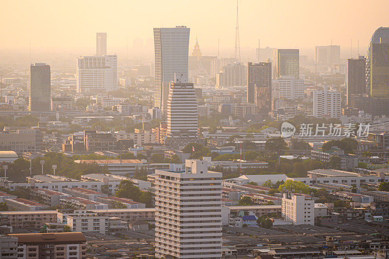 空中傍晚ali - jatujak现代城市景观的人住在住房低层高层建筑在泰国曼谷